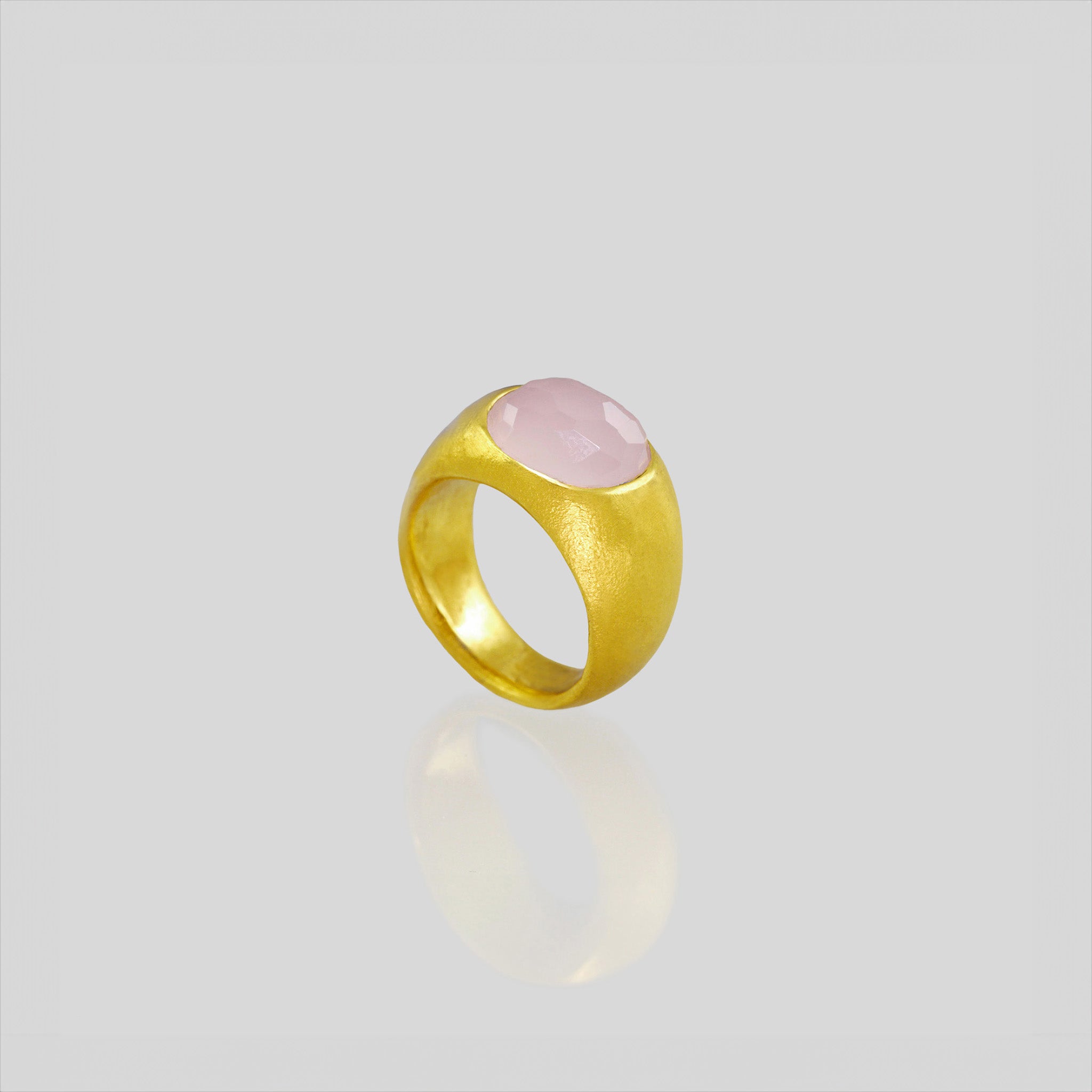 A timeless gold oval ring adorned with a captivating Rose Quartz gemstone. This classic piece exudes traditional elegance and is beloved for its enduring appeal.