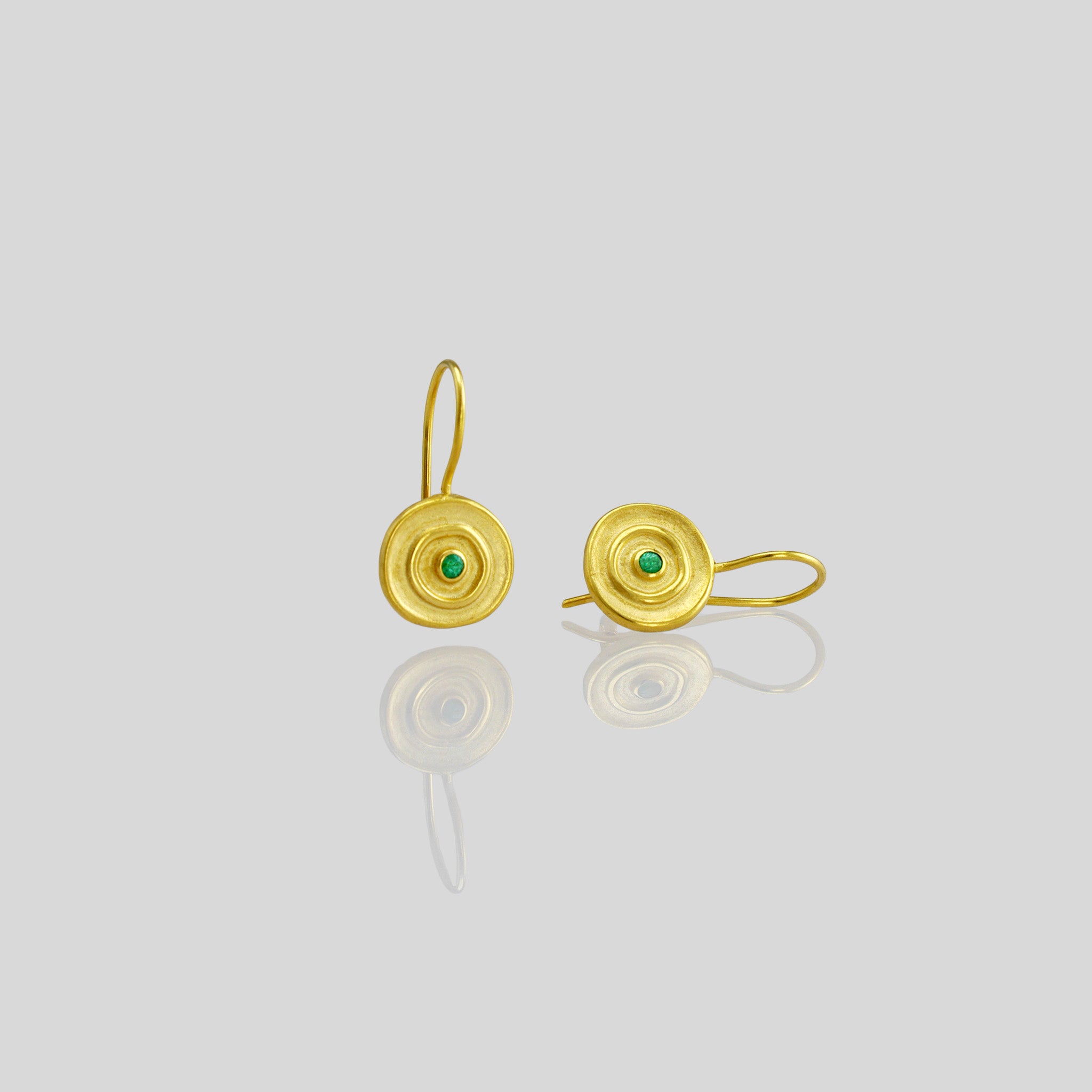 Hand-made 18k gold round drop earrings with a central Emerald gemstone, inspired by ancient Egyptian Pharaohs' gold jewelry.