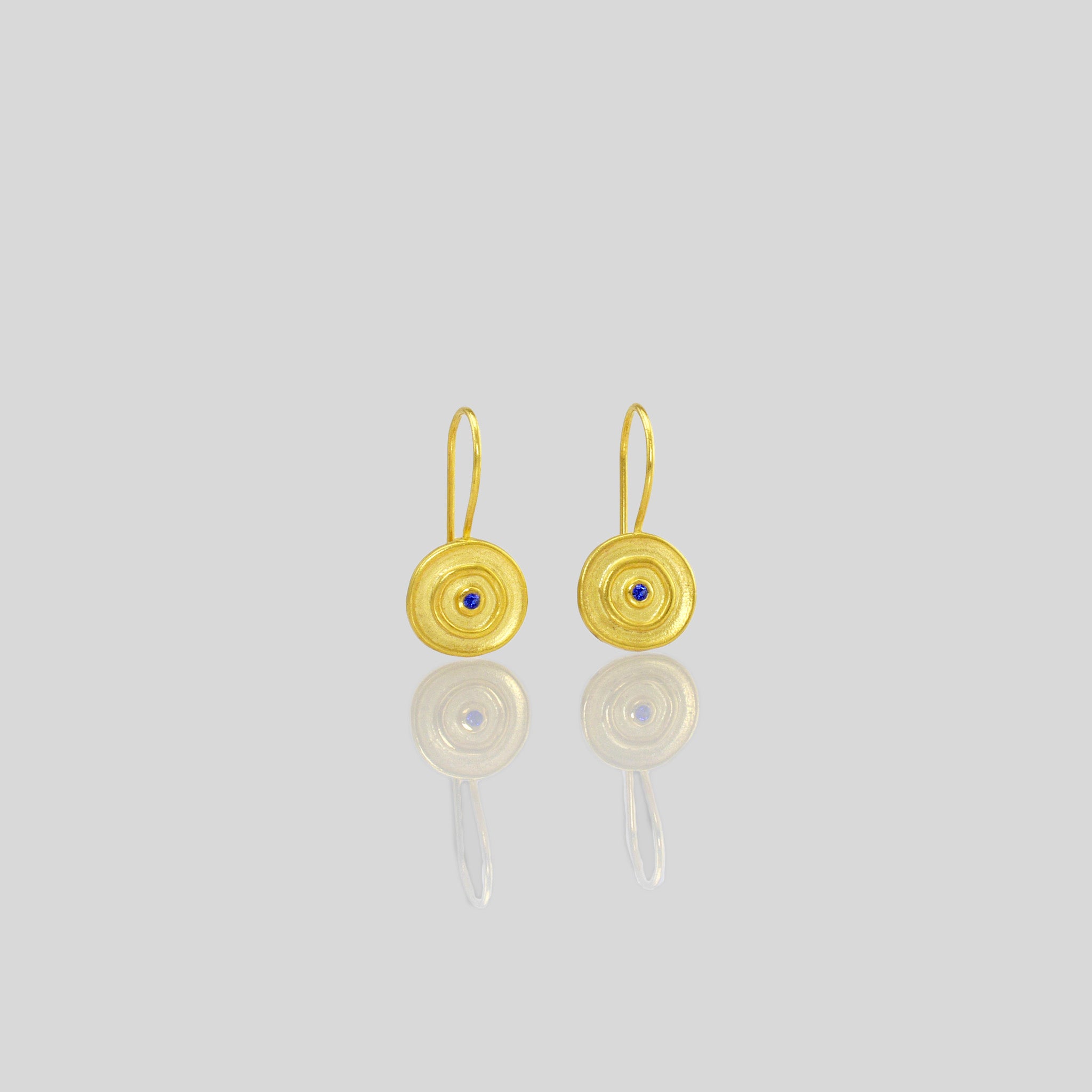 Hand-made 18k gold round drop earrings with a central Sapphire gemstone, inspired by ancient Egyptian Pharaohs' gold jewelry.