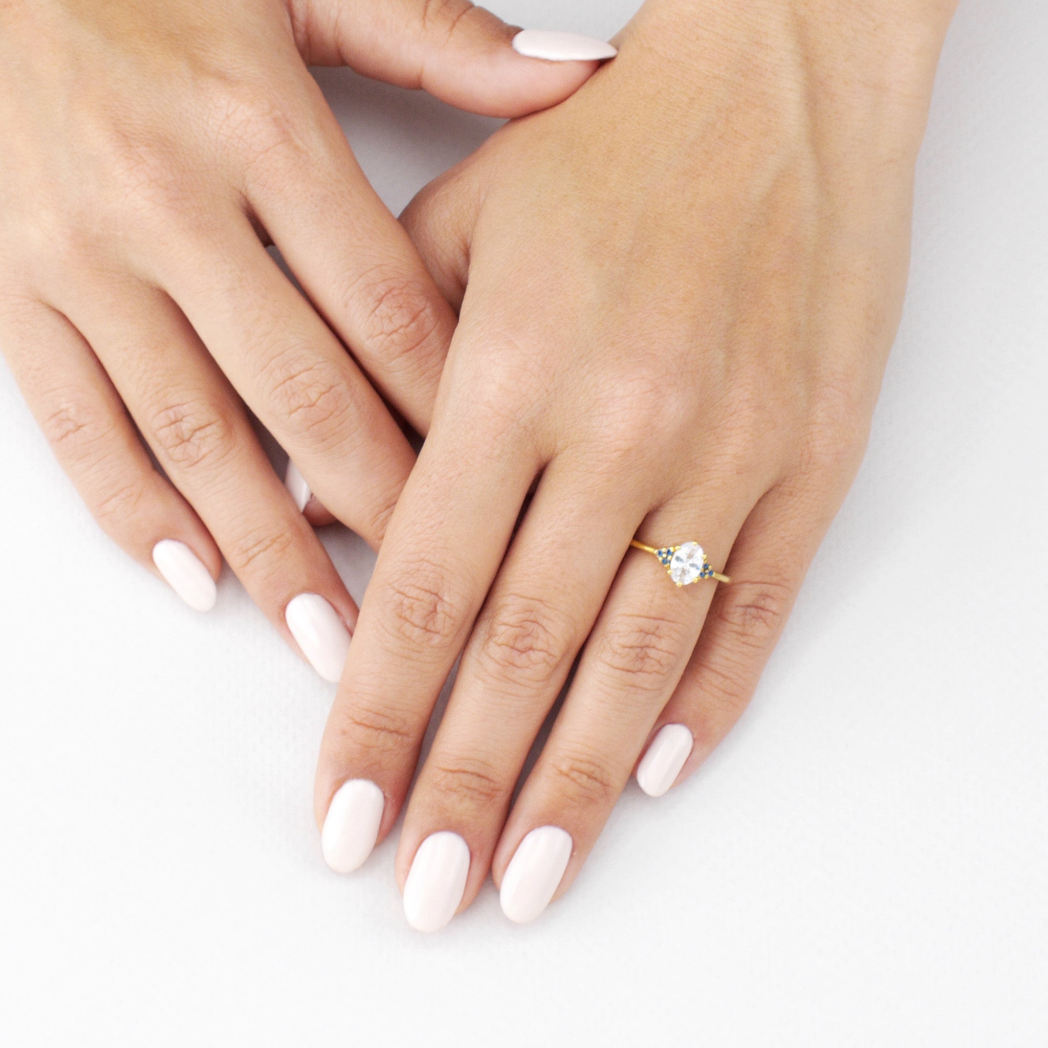 טבעת אירוסין קלאסית עם יהלום ואבני ספיר