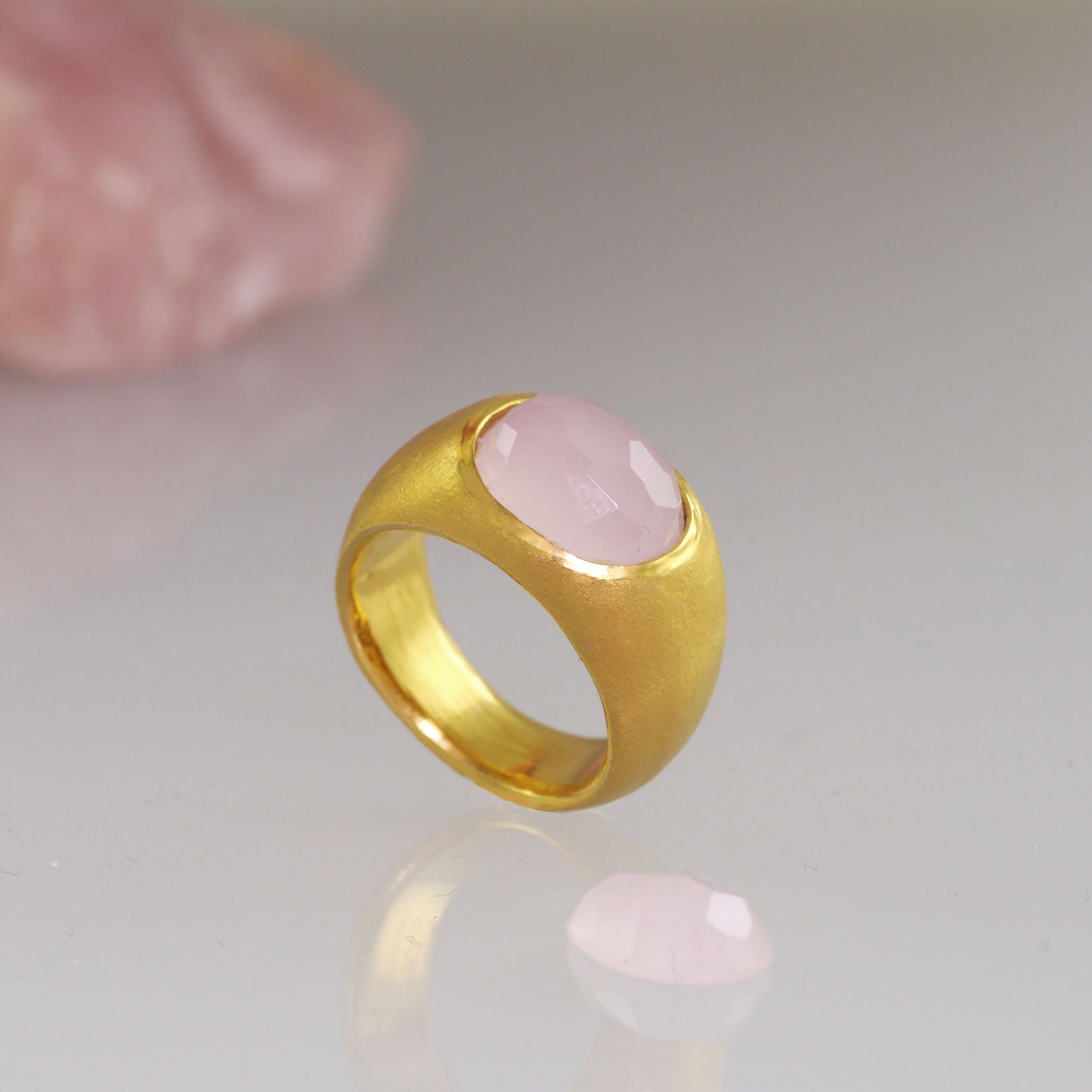 A timeless gold oval ring adorned with a captivating Rose Quartz gemstone. This classic piece exudes traditional elegance and is beloved for its enduring appeal.