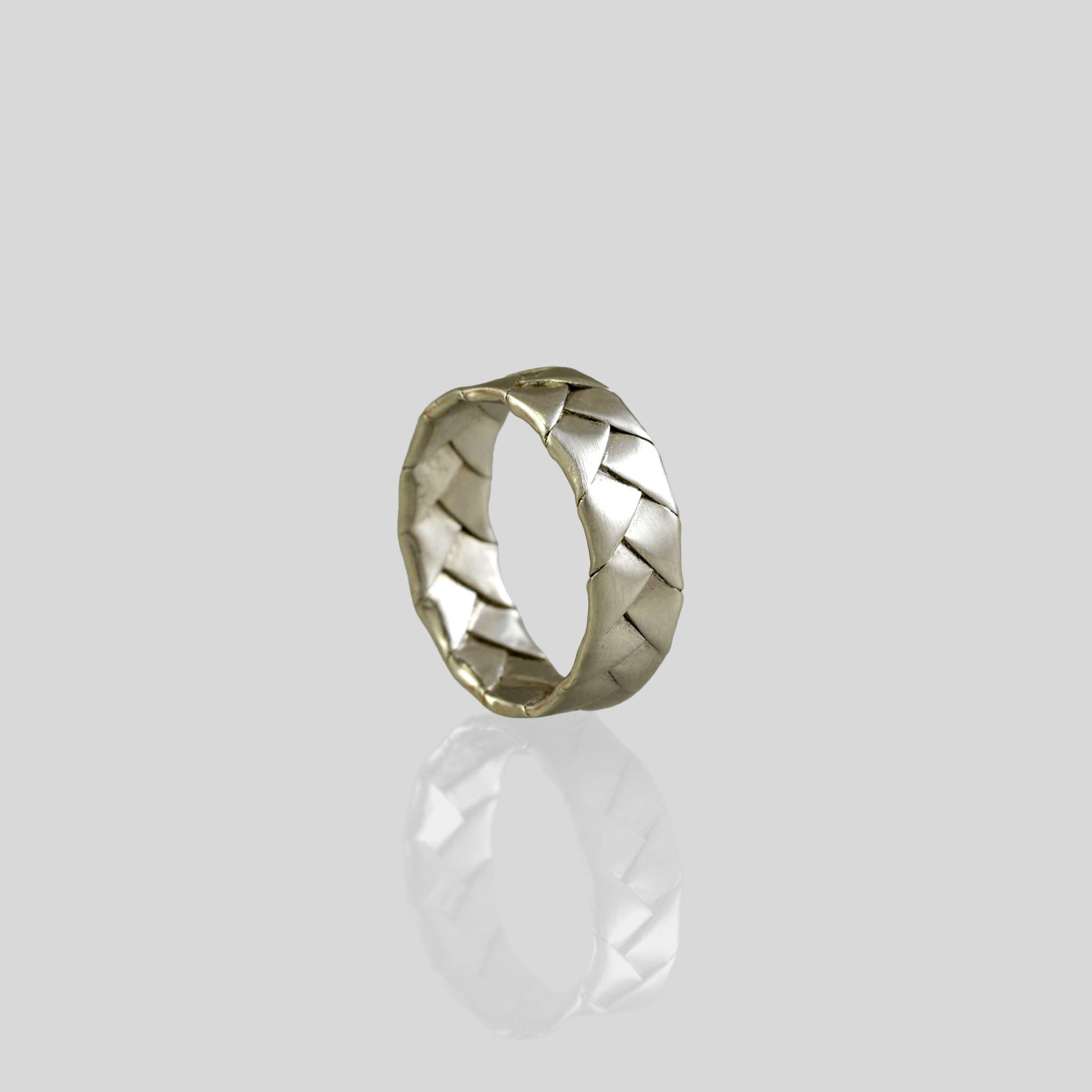 18k White Gold Braid Ring crafted from intertwined gold strands, meticulously modeled using a unique paper processing technique. Clean, precise, and versatile, suitable for daily wear.