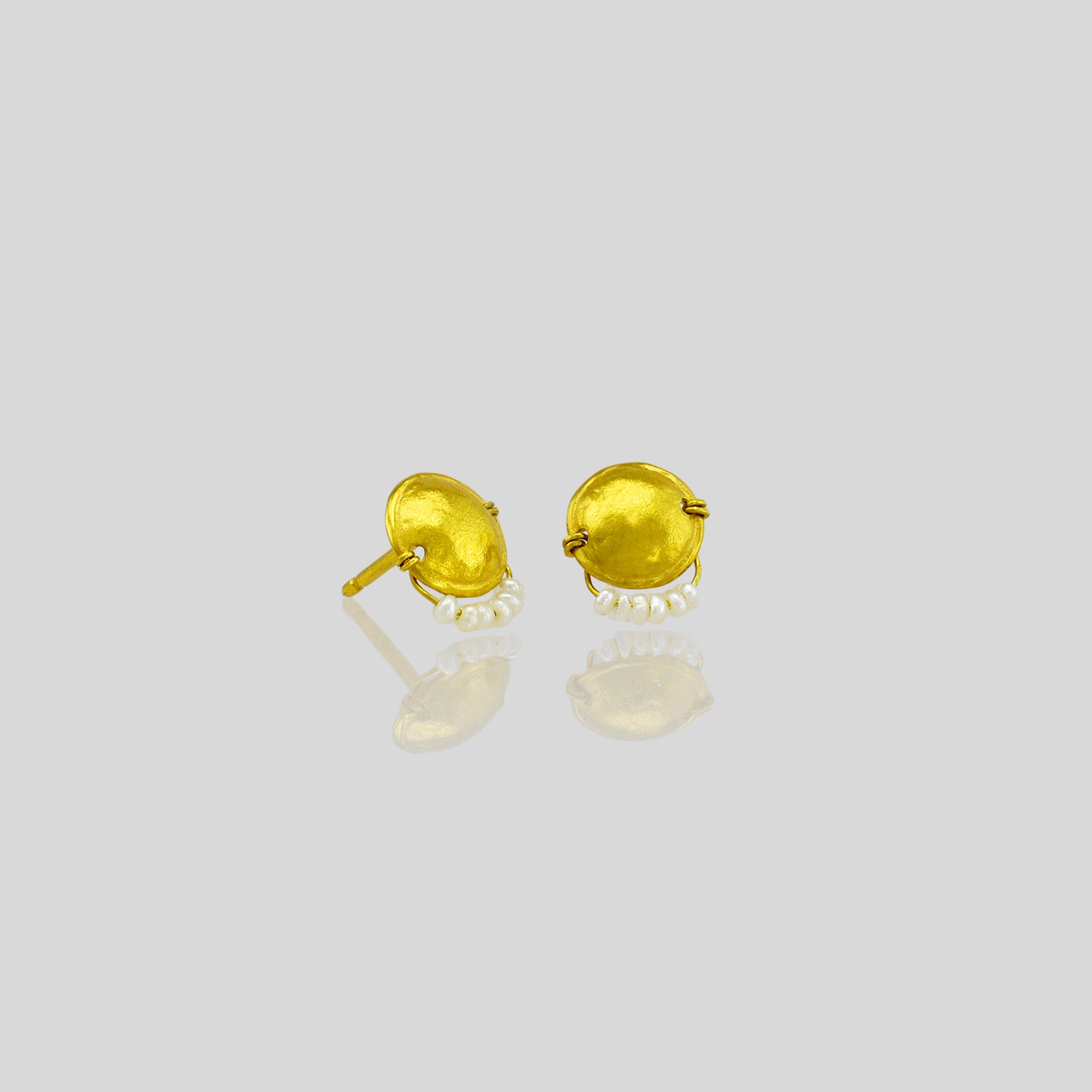 כיפה זעירה - עגילי זהב צמודים עם פנינים זעירות