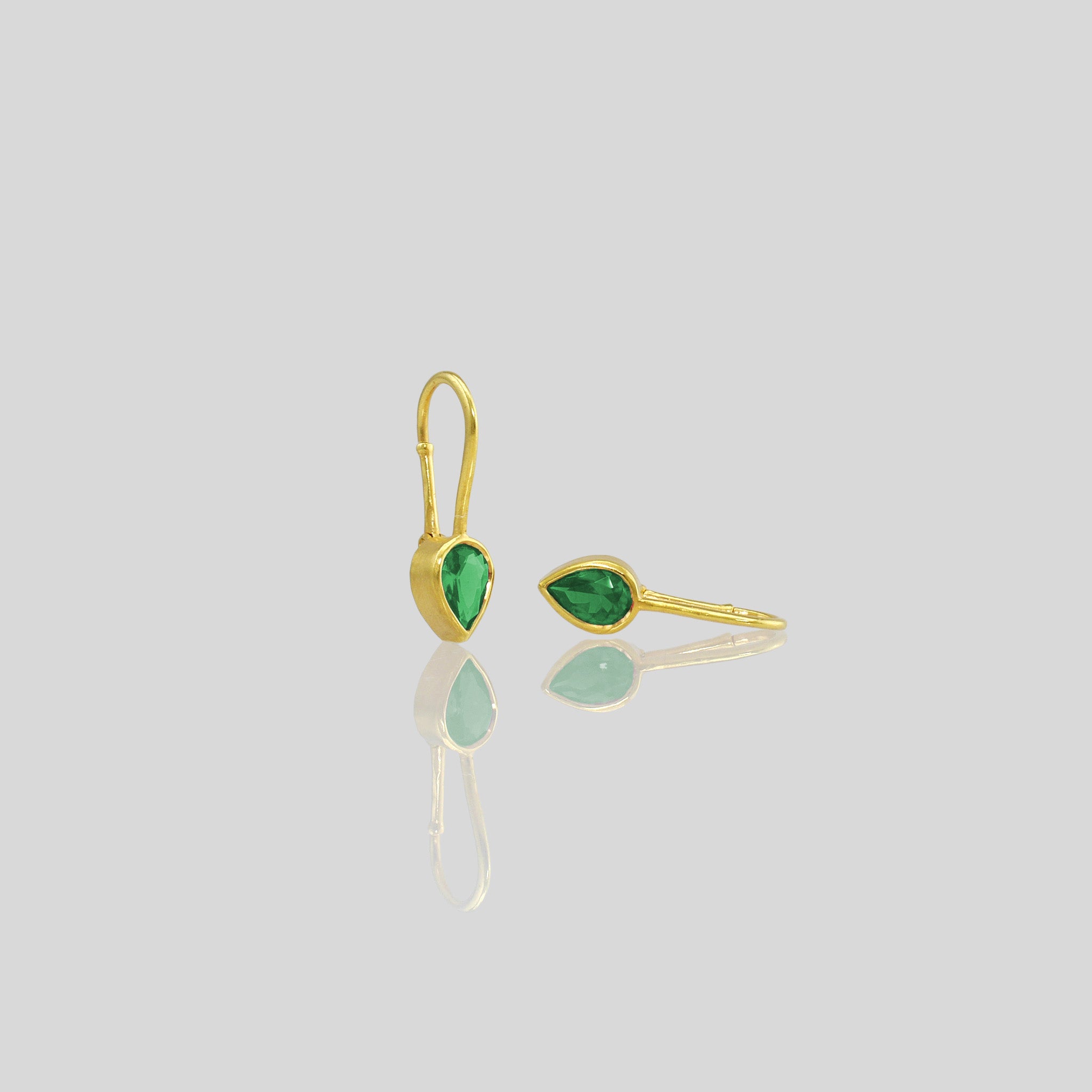 Lightweight 18k gold earrings featuring a drop-shaped Emerald gemstone and promote spiritual harmony
