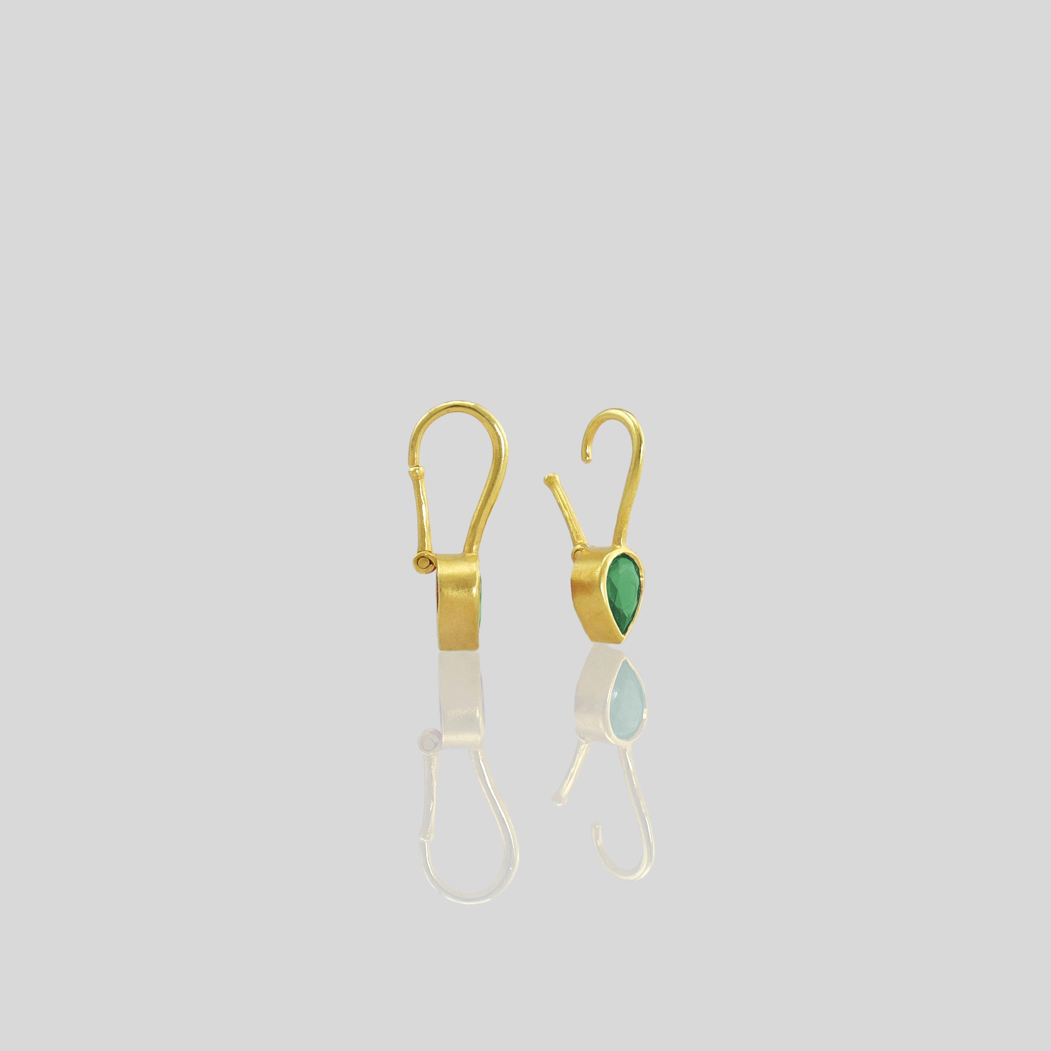 Lightweight 18k gold earrings featuring a drop-shaped Emerald gemstone and promote spiritual harmony