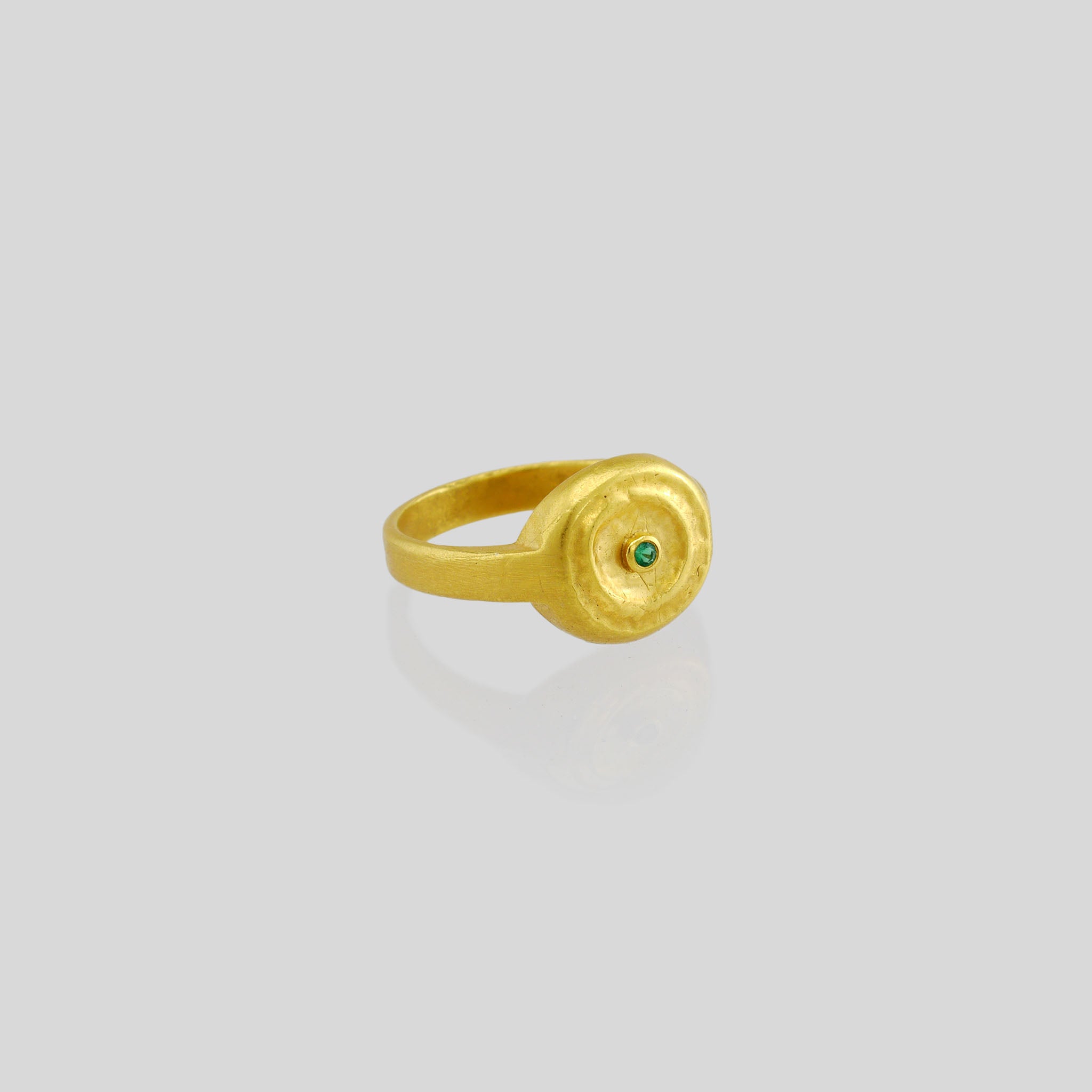 Handmade 18k Gold ring with a central Emerald, exuding vintage charm reminiscent of the Egyptian pharaohs' era.