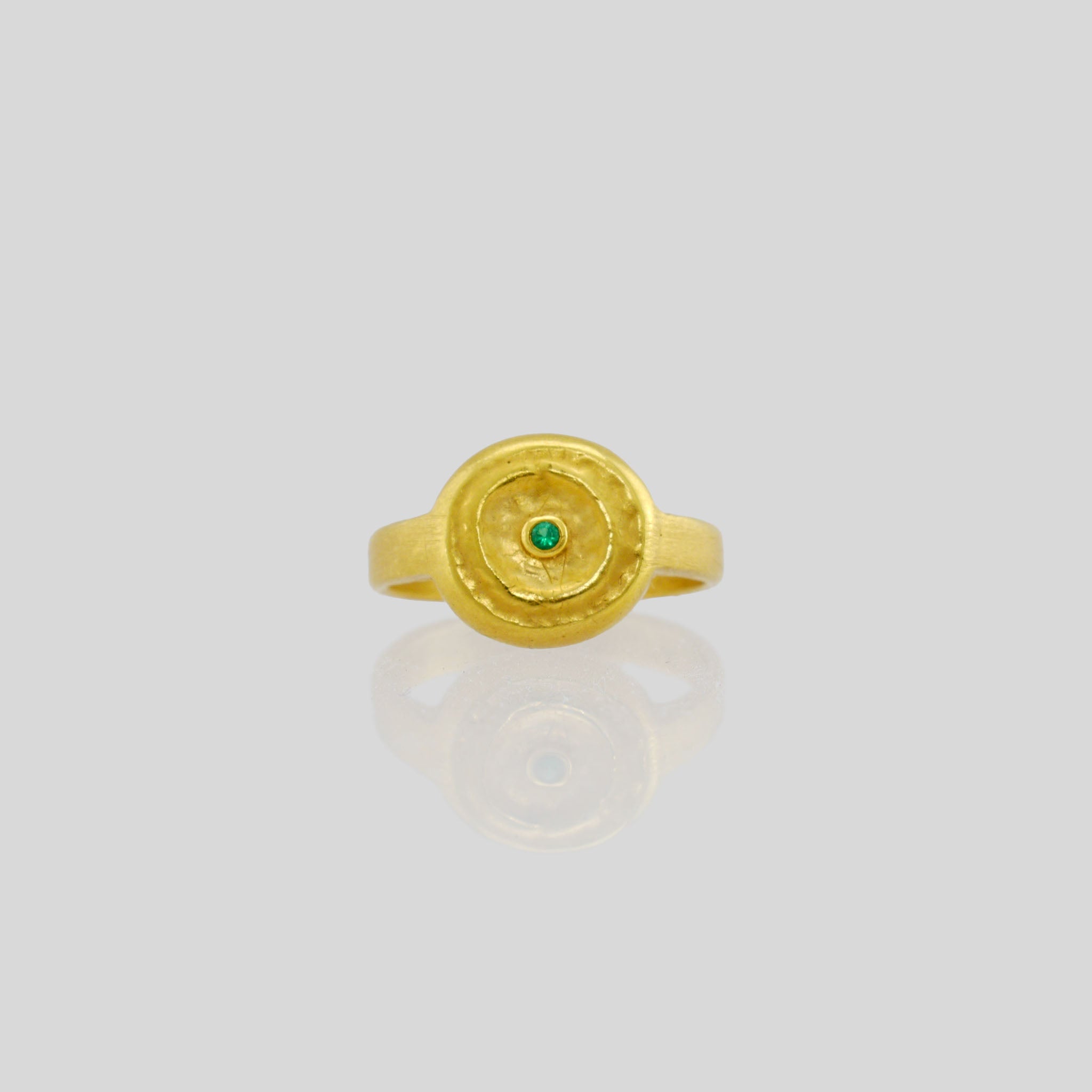 Front view of Handmade 18k Gold ring with a central Emerald, exuding vintage charm reminiscent of the Egyptian pharaohs' era.