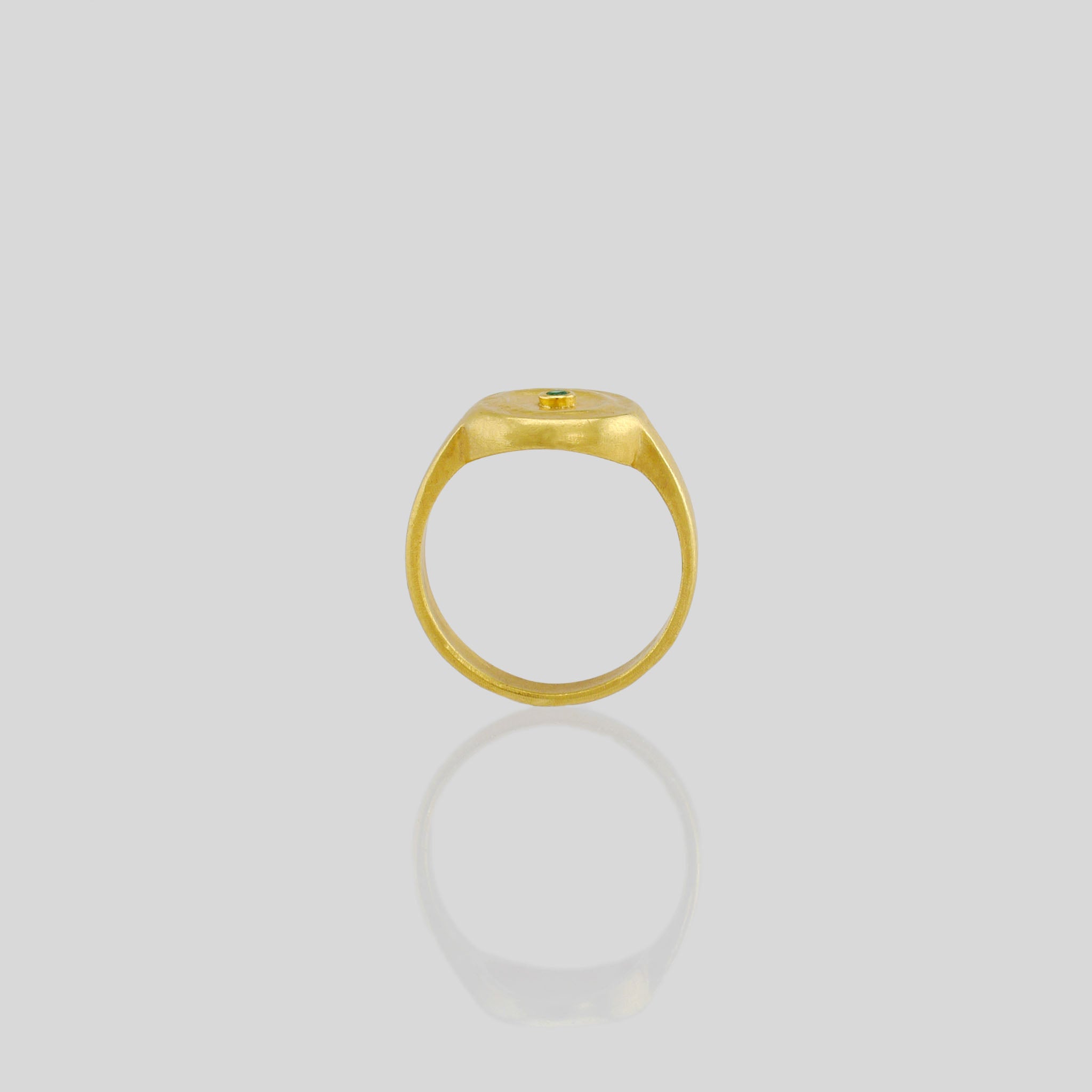 Side view of Handmade 18k Gold ring with a central Emerald, exuding vintage charm reminiscent of the Egyptian pharaohs' era.