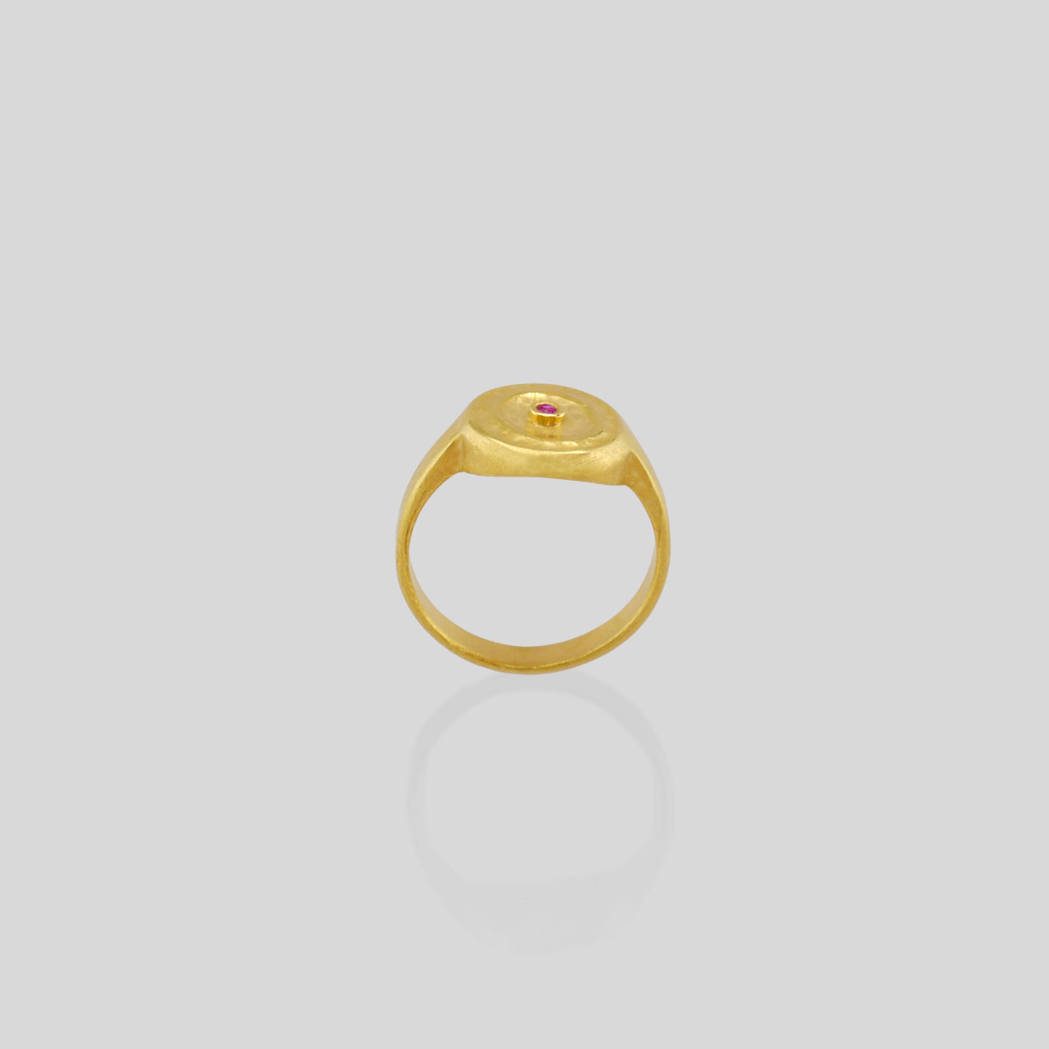 Side view of Handmade 18k Gold ring with a central Ruby, exuding vintage charm reminiscent of the Egyptian pharaohs' era.