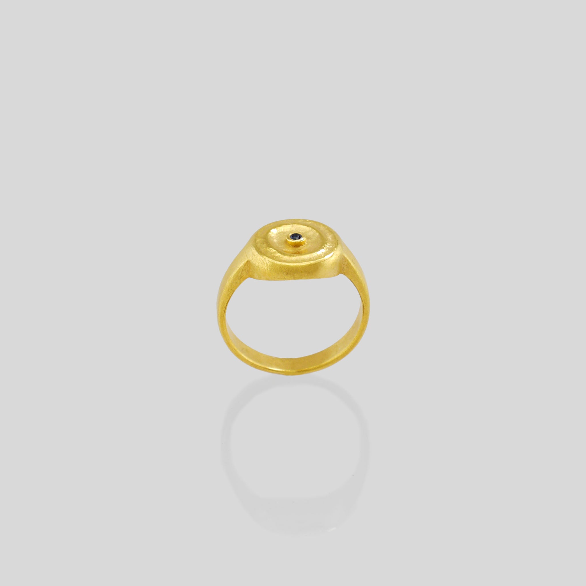 Side view of Handmade 18k Gold ring with a central Sapphire, exuding vintage charm reminiscent of the Egyptian pharaohs' era.
