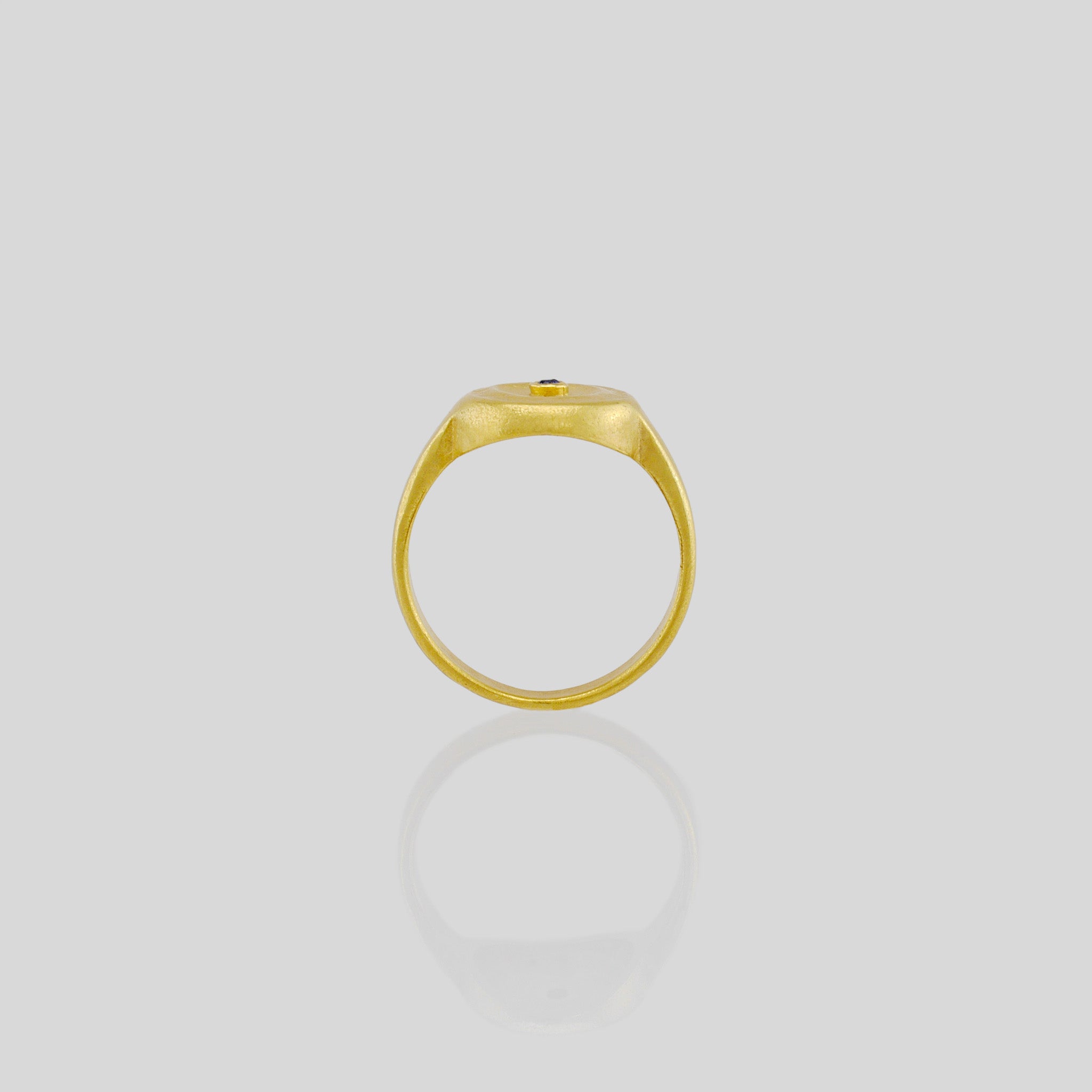 Side view of Handmade 18k Gold ring with a central Sapphire, exuding vintage charm reminiscent of the Egyptian pharaohs' era.