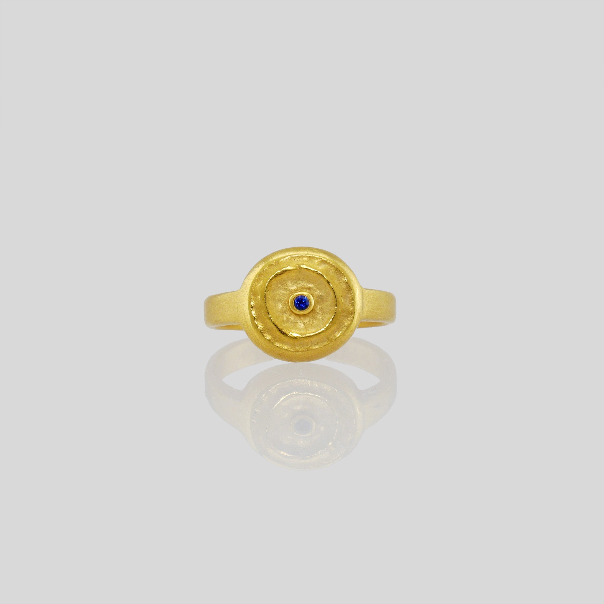 Front view of Handmade 18k Gold ring with a central Sapphire, exuding vintage charm reminiscent of the Egyptian pharaohs' era.