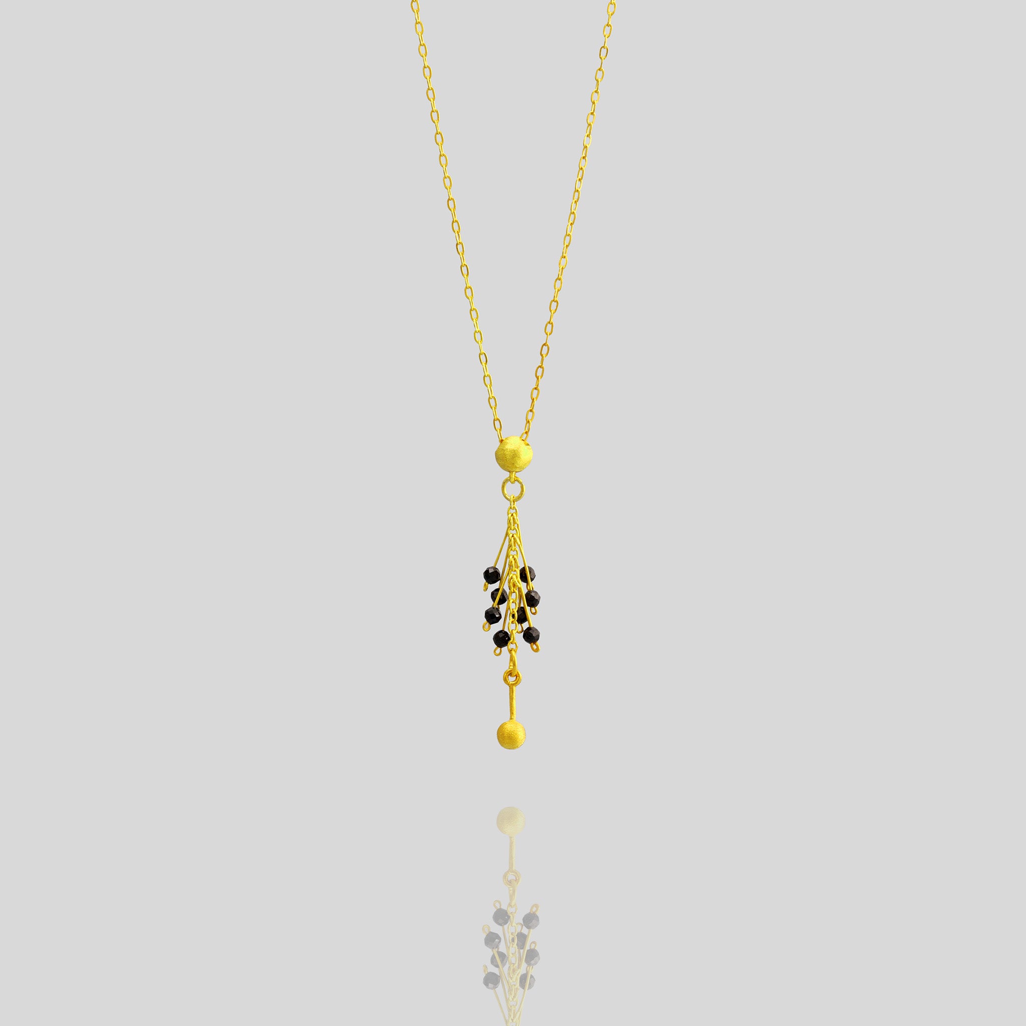 Elegant Venus Pendant in 18-Carat Gold with Onyx Beads - Detailed Half Cap and Fine Gold Threads Design.